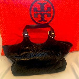 Tory Burch T logo quilted Black Leather shoulder bag with gold hardware.
